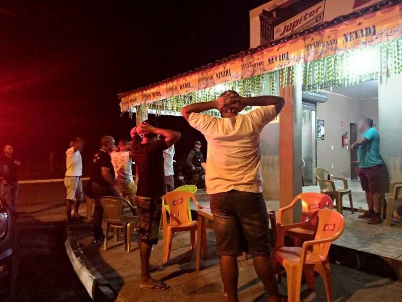 Uma operação integrada (foto) realizada pelas Polícias Civil e Militar, neste final de semana, resultou no fechamento de dois estabelecimentos comerciais, de um total de 16 fiscalizados, entre bares e casas noturnas, que estavam com funcionamento irregular, em Paragominas, nordeste paraense. O trabalho foi coordenado pela Superintendência da Polícia Civil da Região do Capim e executado por policiais civis da Seccional de Paragominas, policiais militares e agentes da Semutran (Secretaria Municipal de Trânsito).
FOTO: ASCOM / POLÍCIA CIVIL
DATA: 08.07.2018
PARAGOMINAS - PARÁ <div class='credito_fotos'>Foto: Ascom / Polícia Civil | <a href='/midias/2018/originais/6d02a1af-251e-46ed-b783-6c869e7401ff.jpg' download><i class='fa-solid fa-download'></i> Download</a></div>