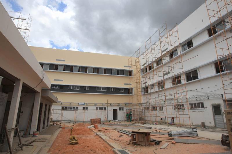 A região nordeste do Estado vai contar com mais uma opção em atendimento de saúde de alta complexidade em pouco tempo. O Governo do Estado está finalizando a execução dos serviços do moderno Hospital Regional Público dos Caetés (foto), no município de Capanema, que entra na fase final para repasse à Secretaria de Estado de Saúde Pública – Sespa, responsável pelo funcionamento da nova casa de saúde. A previsão da Secretaria de Obras para finalizar o projeto é até o final de 2018, somando investimentos de R$37 milhões - recursos do tesouro do estadual, sendo R$ 25 milhões para obras físicas e R$ 12 milhões para aquisição de equipamentos. Após a entrega do Hospital, não apenas a população de Capanema, mais de outros 17 municípios próximos passarão a contar com estrutura de atendimento médico com 60 leitos, sendo 10 de UTI adulto e outros 10 de UTI neonatal, além de consultórios, centro cirúrgico com três salas transfusional, laboratório e banco de leite, entre outros serviços médicos.
FOTO: SIDNEY OLIVEIRA / AG. PARÁ
DATA:17.10.2018
CAPANEMA - PARÁ
<div class='credito_fotos'>Foto: Sidney Oliveira/Ag. Pará | <a href='/midias/2018/originais/6d11305f-0c68-4a85-904a-a7c85dd1da86.jpg' download><i class='fa-solid fa-download'></i> Download</a></div>