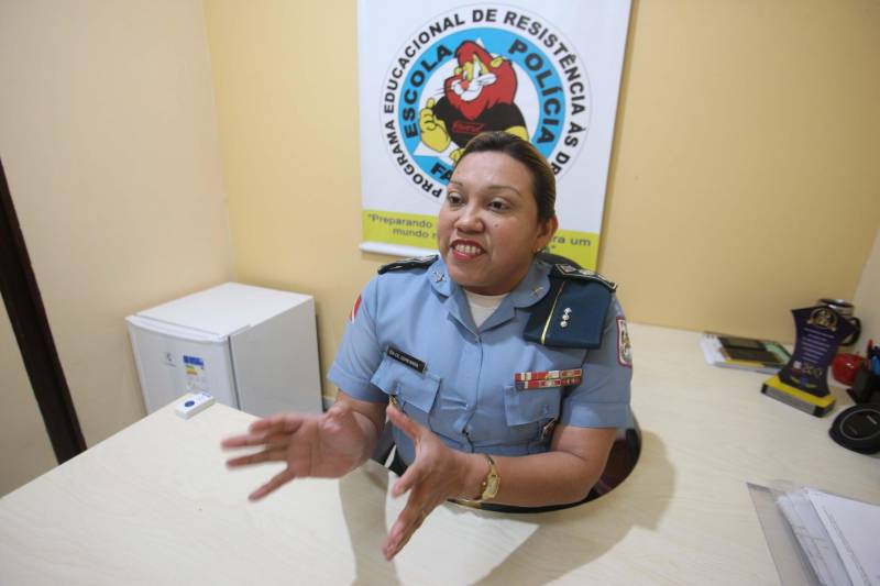 “É preciso acreditar na prevenção. O Proerd tem o escopo de capacitar seu público-alvo a tomar decisões positivas frente aos problemas do cotidiano, principalmente aqueles relacionados às drogas e à violência”, diz a chefe do Centro de Capacitação e Prevenção Primária da Polícia Militar, tenente-coronel Maria Ribeiro (foto). “Tivemos a oportunidade de ter em nossas avaliações de resultados crianças querendo ser policial militar por ter admiração pelos ensinamentos dos policiais. Há casos de adolescentes que encontraram seus instrutores anos depois de serem formados no Proerd e agradecem esses policiais por tê-los afastados do mundo das drogas”, conta.
FOTO: MARCELO LELIS / AG. PARÁ
DATA: 04.05.2018
BELÉM - PARÁ <div class='credito_fotos'>Foto: Marcelo Lelis / Ag. Pará | <a href='/midias/2018/originais/6d1143a5-84f1-476a-b60c-c0c22f567bcc.jpg' download><i class='fa-solid fa-download'></i> Download</a></div>