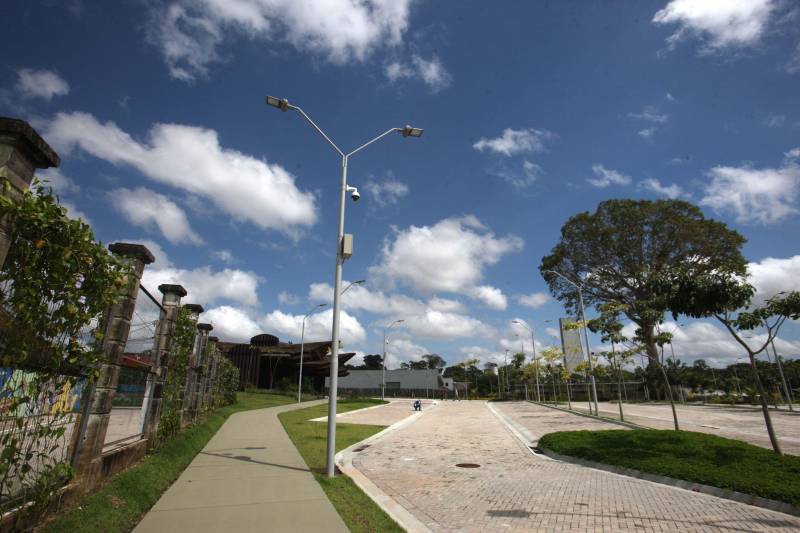 O Parque Estadual do Utinga (PEUt) o mais importante espaço de preservação e estudo da biodiversidade dentro da Região Metropolitana de Belém será reaberto à população a partir desta sexta,16, a partir das 16h30, com apresentações artísticas, com o Boi Veludinho, crianças do Pro Paz e a premiada Orquestra Sinfônica do Theatro da Paz. A apresentação será em um espaço ao ar livre e não será necessária a retirada de ingressos, por esse motivo, a recomendação é que o público chegue cedo, porque a entrada será fechada quando o espaço estiver lotado. No sábado, será realizada uma grande caminhada, a partir das 8 horas, com paradas para informações educativas sobre a fauna, flora e sobre os novos espaços. Por conta da grande quantidade de pessoas, incluindo crianças e idosos, o Corpo de Bombeiros recomendou e, a organização do evento acatou, a necessidade de se evitar durante a manhã do sábado o trânsito de veículos sobre rodas, como carros, bicicletas, skates e patins. Depois das 12 horas e durante todo o funcionamento do parque, a entrada e o uso por praticantes desta modalidade está completamente liberada. No domingo, o parque abrirá às 5h30 e funcionará até as 17h, assim como nos outros dias, de segunda a segunda. As atividades de manutenção do espaço vão requerer que o parque seja fechado para acesso ao público eventualmente, mas essas datas serão definidas de acordo com a demanda.
FOTO: IGOR BRANDÃO / AG PARÁ
DATA: 15.03.2018
BELÉM - PARÁ <div class='credito_fotos'>Foto: IGOR BRANDÃO / AG. PARÁ | <a href='/midias/2018/originais/6d203a73-a8c9-4256-b502-f4c573e4c2a2.jpg' download><i class='fa-solid fa-download'></i> Download</a></div>