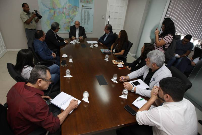 Governo do estado e Prefeitura de Belém assinaram nesta quinta-feira (19), um convênio para reforçar as ações de limpeza urbana na capital. O convênio, no valor de mais de R$35 milhões, foi assinado pelo governador Simão Jatene e o prefeito Zenaldo Coutinho, no Palácio do Governo. Os trabalhos devem iniciar, por volta de 30 dias, gerando trabalho e renda para cerca de 800 pessoas. A secretária extraordinária de Municípios Sustentáveis, Izabela Jatene e o secretário de Saneamento de Belém, Cláudio Mercês, participaram da assinatura do convênio. Não é uma deferência especial à Belém, disse o governador Simão Jatene, mas parte de uma agenda de governo. “A crise econômica brasileira, que ainda não passou, dificultou a vida de estados e municípios”, afirmou o governador. “Como o estado se encontra em situação menos dramática, tem o dever institucional de minimizar problemas municipais”, explicou.
FOTO: ANTÔNIO SILVA / AG PARÁ
DATA: 19.04.2018
BELÉM - PARÁ <div class='credito_fotos'>Foto: ANTONIO SILVA / AG. PARÁ | <a href='/midias/2018/originais/6d268812-2007-465d-a335-1992c0c9bbf1.jpg' download><i class='fa-solid fa-download'></i> Download</a></div>