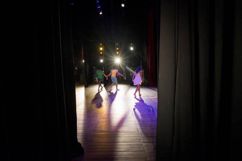 João*, de 17 anos, é natural de Bragança, nordeste do Pará. Há sete meses cumpre medida socioeducativa em uma unidade de internação do Estado após cometer um ato infracional no município onde reside. Mas na manhã desta terça-feira (5), em Belém, pôde vivenciar uma experiência inédita: participou de um espetáculo de teatro (foto) diante de dezenas de pessoas que se reuniram no Teatro Margarida Schivasappa, ao lado de outros 30 adolescentes e jovens privados de liberdade. Uma iniciativa pioneira no país que busca promover a ressocialização por meio da arte, fruto das atividades e oficinas pedagógicas realizadas dentro de espaços gerenciados pela Fundação de Atendimento Socioeducativo do Pará (Fasepa). “Eu nunca tinha vindo em um teatro e isso ficará marcado em mim”, disse o socioeducando. Tímido, ele revelou a vontade de deixar para trás os erros cometidos e seguir um futuro completamente novo, com os primeiros passos sendo dados hoje. “Isso despertou algo dentro de mim, pensar na minha vida e em sair do mundo das drogas. Quem sabe me tornar um ator?” divagou.

FOTO: FERNANDO SETTE / ASCOM IOE
DATA: 05.06.2018
BELÉM - PARÁ <div class='credito_fotos'>Foto: FERNANDO SETTE CÂMARA / ASCOM IOE   |   <a href='/midias/2018/originais/6d29e064-0b41-4b8e-a04f-6665fd9a09b6.jpg' download><i class='fa-solid fa-download'></i> Download</a></div>