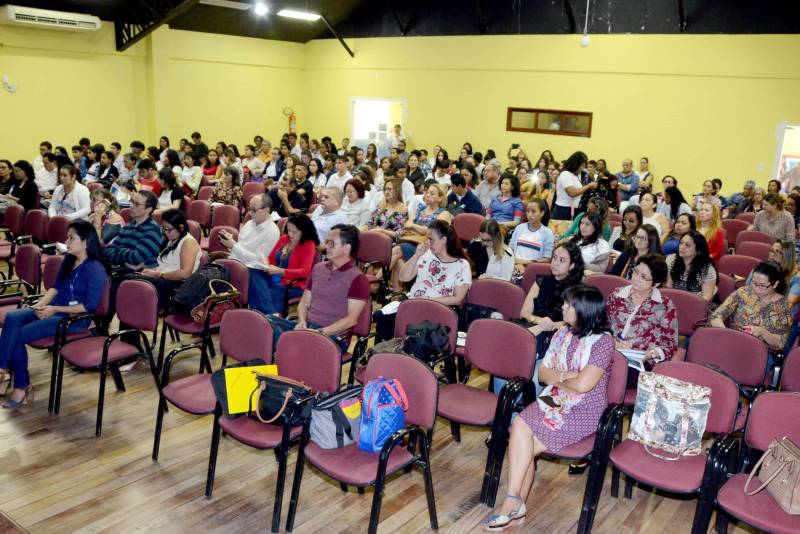 Técnicos e gestores de Unidades Seduc na Escola (USEs) e Unidades Regionais de Educação (UREs), além de diretores e professores de escolas de todo o Pará, participaram na manhã desta terça-feira (06), no auditório da Escola Estadual de Educação Tecnológica Anísio Teixeira, em Belém, do dia nacional de mobilização em torno da Base Nacional Comum Curricular (BNCC) da educação infantil e do ensino fundamental. A data, marcada como o “Dia D de Discussão da BNCC” - documento que define os conhecimentos essenciais que todos os alunos da educação básica têm o direito de aprender -, foi instituída pelo Ministério da Educação (MEC), Conselho Nacional de Secretários de Educação (Consed), União Nacional de Dirigentes Municipais de Educação (Undime) e secretarias estaduais e municipais de Educação, para debater a estrutura e as competências do texto, homologado pelo MEC em dezembro do ano passado. Para a diretora de Ensino Infantil e Fundamental da Seduc, Marizete Martins, o “Dia D” representa apenas o início de uma mobilização que deverá reverberar o ano inteiro nas escolas estaduais e dos municípios, para que em 2019 as redes de ensino de ensino público do Estado e dos municípios possam contar com currículos escolares adaptados às novas exigências da BNCC. “A partir de hoje, todas as nossas escolas deverão desenvolver eventos e momentos semelhantes a esse, para que possamos, no ano que vem, implementar efetivamente a BNCC. Para isso, a Seduc estará à disposição das escolas, para ajudar no que for necessário”, informou Marizete Martins.
FOTO: RAI PONTES / ASCOM SEDUC
DATA: 06.03.2018
BELÉM - PARÁ <div class='credito_fotos'>Foto: Rai Pontes/Ascom Seduc | <a href='/midias/2018/originais/6d2c0b43-7755-4049-a355-f99b3cf0cfea.jpg' download><i class='fa-solid fa-download'></i> Download</a></div>