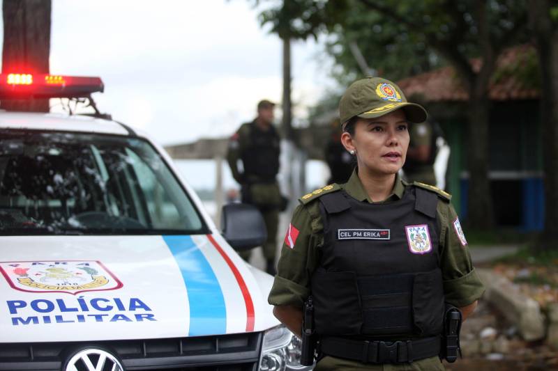 Belém possui mais de trinta ilhas, entre elas, algumas bastante povoadas como Mosqueiro, Caratateua, Cotijuba, e Combu. Agora estas ilhas passarão a contar com o Batalhão de Policiamento das Ilhas, criado pela Polícia Militar do Pará para atender à população desses lugares. Outra novidade, é que pela primeira vez um batalhão da Região Metropolitana de Belém terá à frente do comando uma mulher, a coronel Érika Natalie Duarte, na PM Pará há 26 anos.
FOTO: IGOR BRANDÃO / AG. PARÁ
DATA: 08.03.2018
BELÉM - PARÁ <div class='credito_fotos'>Foto: IGOR BRANDÃO / AG. PARÁ | <a href='/midias/2018/originais/6d2c66b5-6d40-4ef8-896e-e52d78120106.jpg' download><i class='fa-solid fa-download'></i> Download</a></div>