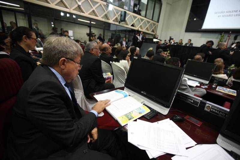 O governador Simão Jatene entregou, na manhã desta terça-feira (6), a "Mensagem Governamental do Pará à Assembleia Legislativa 2018", em sessão especial que abriu os trabalhos da Casa no exercício 2018. A leitura do documento destacou os principais resultados alcançados pelo governo no ano anterior e fez prognósticos de obras e serviços previstos para este ano. Na foto, o deputado Iran Lima
FOTO: ANTONIO SILVA / AG. PARÁ
DATA: 06.02.2018
BELÉM - PARÁ <div class='credito_fotos'>Foto: Antônio Silva/Ag. Pará | <a href='/midias/2018/originais/6d34740e-c9d6-4085-be9e-ddff61297e79.jpg' download><i class='fa-solid fa-download'></i> Download</a></div>