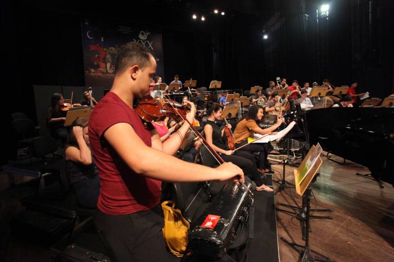 Já estão abertas as inscrições para o 31° Festival Internacional de Música do Pará (Fimupa). Este ano, o Fimupa ofertará vagas em instrumentos de sopro, percussão e cordas para os alunos de música interessados em participar de orquestras acadêmicas, da banda sinfônica do festival e de oficinas de violino e violoncelo. As inscrições são gratuitas e podem ser feitas no endereço www.fcg.pa.gov.br onde está disponível o formulário de inscrição. Em 2018, o evento que leva concertos gratuitos de música erudita e popular para diversos espaços públicos de Belém será realizado no período de 03 a 10 de junho. A expectativa é grande para a troca de experiência entre músicos de diversas partes do Brasil e do mundo. Os músicos que quiserem integrar a Orquestra Acadêmica têm até o dia 26 de maio para efetuar a inscrição. Os participantes que obtiverem 80% de frequência receberão certificado. A Orquestra Sinfônica Acadêmica irá aceitar os seguintes músicos: 1 picolo, 4 flautas, 4 oboés, 4 clarinetas, 1 clarone, 2 fagotes, 4 trompas, 3 trompetes, 3 trombones, 1 tuba, 8 percussões, 24 violinos, 10 violas, 10 violoncelos, 6 contrabaixos.

FOTO: ASCOM / FCG
DATA: 23.05.2018
BELÉM - PARÁ <div class='credito_fotos'>Foto: ASCOM FCG   |   <a href='/midias/2018/originais/6d3ec89e-5d2d-403d-91d4-8c3a8263e8e5.jpg' download><i class='fa-solid fa-download'></i> Download</a></div>