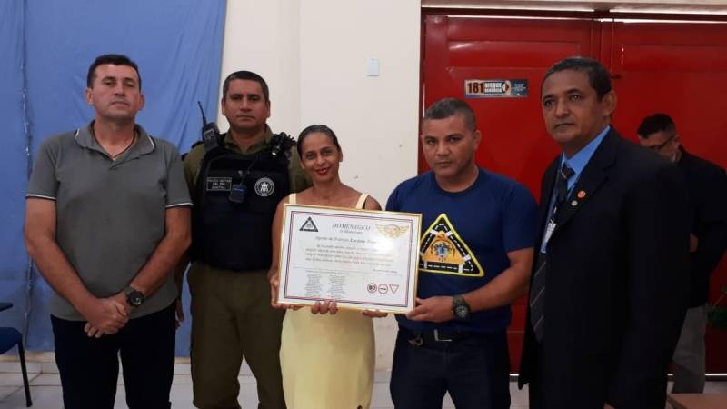 Escolas, bares, pontos de motaxistas e praças são alguns dos locais do município de Marituba (Região Metropolitana), a 11 quilômetros de Belém, já estão recebendo desde a manhã de terça-feira (18), até o próximo dia 21 (sexta-feira), a visita de uma equipe de agentes de Educação do Departamento de Trânsito do Estado do Pará (Detran). A finalidade é intensificar as ações de prevenção a acidentes de trânsito durante as festas de final de ano. A participação da Coordenadoria de Educação do Detran foi uma solicitação do Departamento Municipal de Trânsito de Marituba (Diretran), que desde novembro deste ano intensificou a parceria com a autarquia estadual objetivando reforçar as ações educativas (foto) realizadas rotineiramente pela gestão municipal.

FOTO: ASCOM / DETRAN
DATA: 19.12.2018
MARITUBA - PARÁ <div class='credito_fotos'>Foto: ASCOM DETRAN   |   <a href='/midias/2018/originais/6d3f62d2-61f5-4847-aba7-1eb42569ceff.jpg' download><i class='fa-solid fa-download'></i> Download</a></div>