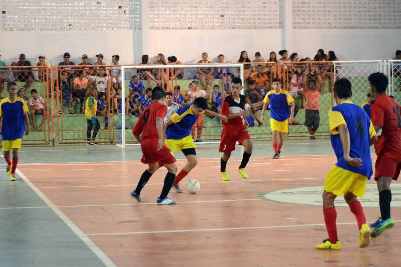 Os times de Handebol Masculino e Feminino Categoria B (alunos de 15 a 17 anos) das escolas de Vigia, no nordeste do estado, foram os primeiros campeões dos Jogos Estudantis Paraenses (Jeps) etapa Regional Vigia, que ocorre até este sábado, 5, no município. A primeira partida pelas finais, na sexta-feira, 4, foi entre as alunas-atletas da Escola Municipal Rosa Atayde do município de Augusto Corrêa e da Escola Estadual Bertoldo Nunes, de Vigia. A vitória do time da casa foi pelo placar elástico de 14x8. Emblemática, a 60ª edição dos JEPS tem forte tradição no Pará.
FOTO: FERNANDO NOBRE / ASCOM SEDUC
DATA: 05.05.2018
VIGIA - PARÁ <div class='credito_fotos'>Foto: FERNANDO NOBRE/ASCOM SEDUC | <a href='/midias/2018/originais/6d417a1c-48b9-4d78-aafa-fe7210416c9b.jpg' download><i class='fa-solid fa-download'></i> Download</a></div>