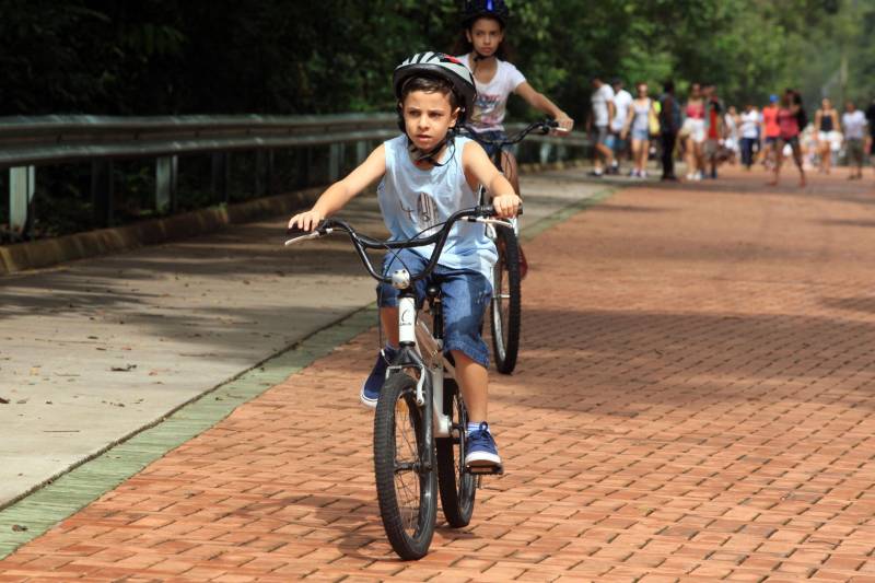 Neste primeiro feriado após a reabertura do Parque ao público, no último dia 16, o movimento no Peut foi grande, principalmente entre famílias e esportistas. Gente de todas as idades aproveitou a estrutura, segurança e tranquilidade do local para praticar seu esporte favorito. Bicicletas, patins e skate disputavam espaço em meio aos quatro quilômetros de percurso da pista principal.
FOTO: CARLOS SODRÉ / AG. PARÁ
DATA: 30.03.2018
BELÉM - PARÁ <div class='credito_fotos'>Foto: CARLOS SODRÉ / AG. PARÁ | <a href='/midias/2018/originais/6d44bd8c-d1d9-4c4c-baac-01312c21c793.jpg' download><i class='fa-solid fa-download'></i> Download</a></div>