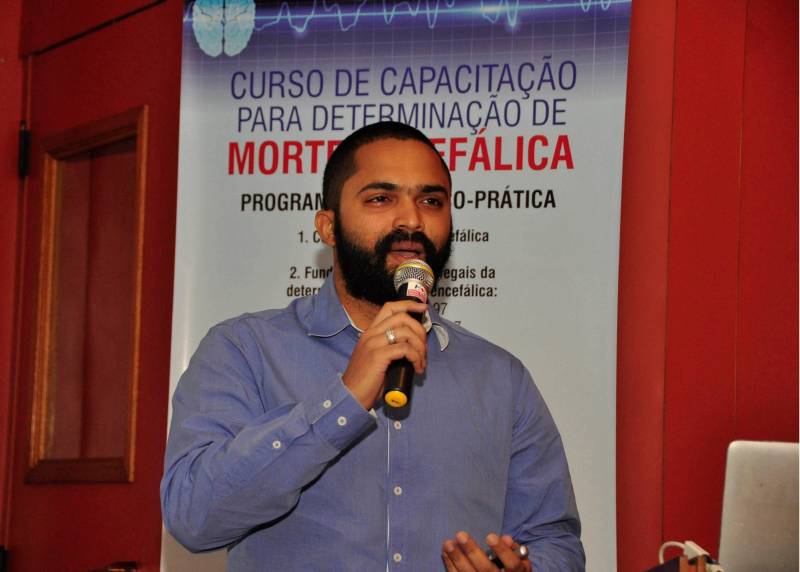 Para aprimorar o diagnóstico de morte encefálica no ambiente hospitalar a Secretaria de Estado de Saúde Pública (Sespa), por meio da Central Estadual de Transplantes, realizou nesta quinta-feira, 14, o curso de capacitação para determinação morte encefálica, destinado aos médicos com atividades de neurocirurgia, trauma, transplante e doação de órgãos da rede pública e privada, como instrutor participou o médico Bruno Lopes
FOTO: JOSÉ PANTOJA / ASCOM SESPA
DATA: 14.06.2018
BELÉM - PARÁ <div class='credito_fotos'>Foto: José Pantoja / Ascom Sespa | <a href='/midias/2018/originais/6d452968-3393-49ec-bcdf-c2d54d924c73.jpg' download><i class='fa-solid fa-download'></i> Download</a></div>