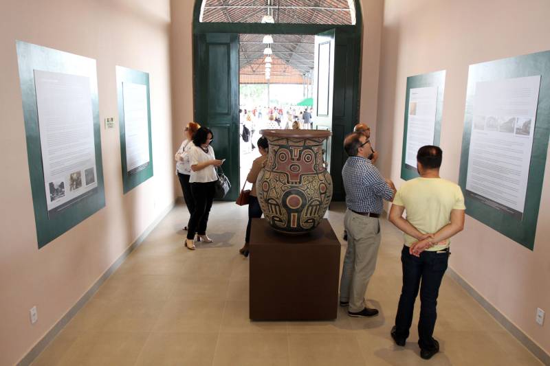 O Governo do Pará entregou nesta quarta-feira, 26, o prédio restaurado da antiga Estação de Trem de Icoaraci (foto). A entrega foi feita pelo governador Simão Jatene. “Estamos recuperando um pedaço importante da história de Belém, de todo o Pará”, disse o governador. Após cinco meses de reforma, a antiga Estação Ferroviária de São João de Pinheiro, atual Icoaraci, foi entregue totalmente restaurada. Há pelo menos 35 anos, o espaço era ocupado pela Cooperativa de Artesãos de Icoaraci (Coarti) e agora vai servir para comercialização e exposição de artesanato, além de espaço para eventos culturais. “Será um espaço multiuso, para manifestações culturais, manifestações sociais e, claro, para a comercialização de artesanato, que é o carro-chefe de Icoaraci”, disse o secretário de estado de Desenvolvimento Econômico, Mineração e Energia (Sedeme), Hildegardo Nunes.

FOTO: CRISTINO MARTINS / AG. PARÁ
DATA: 26.12.2018
ICOARACI - PARÁ <div class='credito_fotos'>Foto: Cristino Martins/Ag. Pará   |   <a href='/midias/2018/originais/6d464e96-ccdc-4687-a195-7edbc6c90918.jpg' download><i class='fa-solid fa-download'></i> Download</a></div>