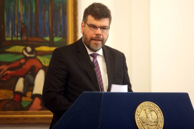 O governador Simão Jatene foi homenageado pela Associação do Corpo Consular no Estado do Pará (ACCP) com a Comenda do Mérito Consular João Clemente Baena Soares. A maior honraria da entidade foi entregue na noite desta quinta-feira (22), no salão nobre do prédio sede da Associação Comercial do Pará (ACP), em Belém.
FOTO: IGOR BRANDÃO / AG. PARÁ
DATA: 22.02.2018
BELÉM - PARÁ <div class='credito_fotos'>Foto: IGOR BRANDÃO / AG. PARÁ | <a href='/midias/2018/originais/6d47adaa-e936-407b-a8a3-bbe0434ae79f.jpg' download><i class='fa-solid fa-download'></i> Download</a></div>