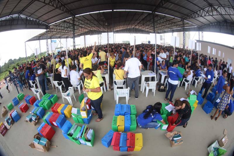 O governo do Pará, por meio da Companhia de Habitação do Pará (Cohab) entregou, neste sábado (24), as chaves dos 4 mil apartamentos do Residencial Viver Melhor Marituba. O local passa a ser, agora, a moradia de mais de 15 mil pessoas que aguardavam pelo empreendimento. Desde o início da manhã, servidores da Cohab estavam a postos, na quadra de esportes do Residencial, organizando a entrega das chaves dos apartamentos. A Companhia de Saneamento do Pará (Cosanpa) também atendia os novos moradores, que já podiam realizar o cadastro de suas unidades de consumo para ligação do fornecimento de água.
FOTO: THIAGO GOMES / AG PARÁ
DATA: 24.02.2018
MARITUBA - PARÁ <div class='credito_fotos'>Foto: Thiago Gomes /Ag. Pará | <a href='/midias/2018/originais/6d4be20c-6661-4c94-bcb9-f1ff16b4b9d0.jpg' download><i class='fa-solid fa-download'></i> Download</a></div>