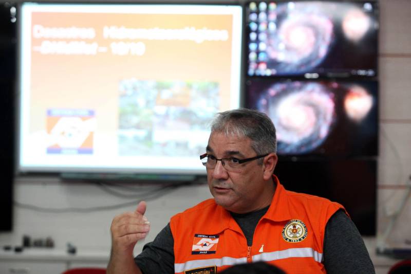 O Governo do Estado, de forma integrada entre Defesa Civil, Corpo de Bombeiros, Secretaria Estadual de Transportes ( Setran) e outros órgãos, reforça as ações de enfrentamento aos acidentes naturais ocasionados pelas chuvas fortes do período.15 municípios, sendo 11 do sudeste paraense, declararam situação de emergência. A partir do dia 6 de fevereiro, quando se intensificaram os registros no Sistema Nacional, e a Defesa Civil Estadual apresentou um relatório para o Governo do Estado, várias secretarias reuniram e o governador Simão Jatene autorizou procedimentos para minimizar os efeitos causados pelos acidentes. Na foto, o coronel Francisco Cantuária, coordenador estadual da Defesa Civil.
FOTO: SIDNEY OLIVEIRA / AG PARÁ
DATA: 11.02.2018
BELÉM - PARÁ <div class='credito_fotos'>Foto: Sidney Oliveira/Ag. Pará | <a href='/midias/2018/originais/6d58e459-c856-4378-9254-e69c444ddfbb.jpg' download><i class='fa-solid fa-download'></i> Download</a></div>