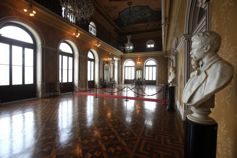 O aposentado Mário Printes, 74 anos, tem o costume de visitar o Theatro da Paz pelo menos uma vez ao mês. É apaixonado pela arquitetura e história do lugar e, se instigado, é capaz de falar horas sobre ele. Nesta quinta-feira (15), dia no qual o espaço completa 140 anos, o aposentado estava na fila para retirar o ingresso do concerto da Amazônia Jazz Band, que marcará, nesta mesma noite, o aniversário do prédio centenário. “Não poderia ficar de fora dessa programação. Seria como não prestigiar um amigo próximo e querido no dia do seu aniversário”, disse Mário. Com a regência do maestro Nelson Neves e a cantora Simone Almeida como convidada especial, o concerto “Celebrando Theatro da Paz e Waldemar Henrique” comemora o aniversário de 140 anos do teatro e 113 anos do maestro paraense – que nasceu na mesma data de fundação da casa. A entrada é gratuita e o espetáculo começa às 20 horas.
FOTO: SIDNEY OLIVEIRA / AG PARÁ
DATA: 15.02.2018
BELÉM - PARÁ <div class='credito_fotos'>Foto: Sidney Oliveira/Ag. Pará | <a href='/midias/2018/originais/6d58f473-5b4b-48a8-a84e-c98269fa68ae.jpg' download><i class='fa-solid fa-download'></i> Download</a></div>