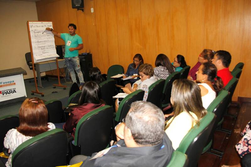 Profissionais que trabalham na Fundação de Atendimento Socioeducativo do Pará (Fasepa) participaram nesta sexta-feira (06), na Escola de Governança Pública do Estado do Pará (EGPA), em Belém, do último dia do encontro Diálogo Temático: “Construindo Novos Parâmetros Técnicos na Socioeducação”, que buscou sistematizar as diretrizes metodológicas do atendimento socioeducativo e reavaliar fluxos de trabalho, para ampliar a qualidade do atendimento socioeducativo. O evento contou com a participação de todos os representantes que atuam nas unidades socioeducativas da Região Metropolitana de Belém, de Marabá (na região sudeste) e Santarém (no oeste). A partir de algumas dinâmicas, os profissionais socializaram desafios e propuseram diferentes possibilidades na mediação e resolução de conflitos dentro das especialidades de cada um, seja em internação, internação provisória e semiliberdade. Após o encontro, um guia técnico será elaborado e vai nortear alguns procedimentos pedagógicos, visando melhorar os indicadores do atendimento socioeducativo no Estado.
FOTO: FRANKLIN SALVADOR / ASCOM FASEPA
DATA: 06.04.2018
BELÉM - PARÁ <div class='credito_fotos'>Foto: FRANKLIN SALVADOR / ASCOM FASEPA | <a href='/midias/2018/originais/6d5bee4e-5fd7-4842-885d-317272233038.jpg' download><i class='fa-solid fa-download'></i> Download</a></div>