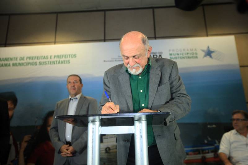 O primeiro dia do Fórum Permanente de Prefeitas e Prefeitos dos Municípios Sustentáveis contou com a participação de 85 prefeitos , 17 vices e 21 secretários municipais dos 141 municípios manifestaram interesse em adotar as diretrizes do programa. Para o governador Simão Jatene, esta grande participação simboliza a união de agentes públicos que colocaram os interesses coletivos acima dos interesses individuais para construir um estado melhor para todos. Com o tema “Gestão Compartilhada”, o evento traz as experiências e os desdobramentos das agendas governamentais que foram planejadas em parceria com as gestões municipais. Através da Secretaria Extraordinária de Municípios Sustentáveis (Semsu) Governo do Pará, por meio da Semsu, investe na capacitação dos municípios para a promoção de uma gestão fiscal eficiente. Para Izabela Jatene, este primeiro dia serviu para sinalizar o quanto os gestores estão preocupados com o equilíbrio da questão fiscal dos municípios e em desenvolver uma governança compartilhada para desenvolver seus municípios.
FOTO: THIAGO GOMES / AG. PARÁ
DATA: 07.02.2018
BELÉM - PARÁ <div class='credito_fotos'>Foto: Thiago Gomes /Ag. Pará | <a href='/midias/2018/originais/6d5fd605-7043-4af0-ad6a-ed4e1e56d2c8.jpg' download><i class='fa-solid fa-download'></i> Download</a></div>
