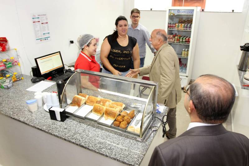 Restaurante self service, rampa de acesso, nova fachada, câmeras de vigilância e elevadores elétricos. O prédio-sede da Secretaria Estadual de Meio Ambiente e Sustentabilidade (Semas), em Belém, continua no mesmo lugar, mas parece novo. Após um processo de reforma, o prédio foi entregue aos servidores nesta sexta-feira, 16, pelo governador Simão Jatene (foto).
FOTO: CRISTINO MARTINS / AG. PARÁ
DATA: 16.03.2018
BELÉM - PARÁ <div class='credito_fotos'>Foto: Cristino Martins/Ag. Pará | <a href='/midias/2018/originais/6d64181b-2343-4831-9923-f1593556b97d.jpg' download><i class='fa-solid fa-download'></i> Download</a></div>