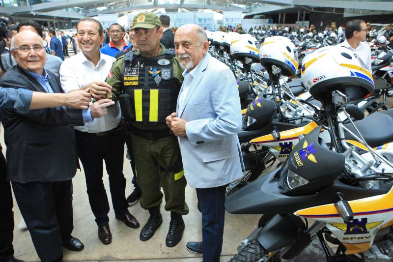 Com a entrega de mais 359 veículos, somente esta semana, o Governo do Pará reforçou a atuação da área de segurança pública em todo o Estado. Todos os veículos auxiliarão no combate a criminalidade e a manutenção da segurança em todo o território paraense. Boa parte desses veículos foi destinada diretamente para as guardas municipais, numa ação integrada com as Prefeituras, por meio da Secretaria de Segurança Pública e Defesa Social (Segup) com articulação da Secretaria de Municípios Sustentáveis, que define em conjunto com os municípios, a agenda de prioridades. A última etapa da entrega ocorreu nesta quinta-feira (5), no Hangar – Centro de Convenções da Amazônia.
FOTO: RODOLFO OLIVEIRA / AG. PARÁ
DATA: 05.07.2018
BELÉM - PARÁ <div class='credito_fotos'>Foto: Rodolfo Oliveira/Ag. Pará | <a href='/midias/2018/originais/6d669a4a-7e09-4ecd-b8db-aa9d01d1e102.jpg' download><i class='fa-solid fa-download'></i> Download</a></div>