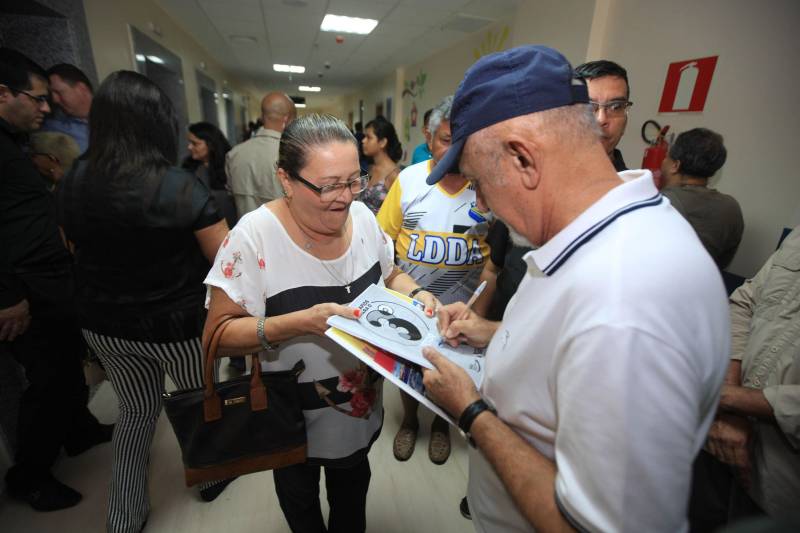 O governador Simão Jatene fez neste domingo (30), às 11 h, uma visita técnica (foto) às instalações do novo Hospital Abelardo Santos, no Distrito de Icoaraci, na Região Metropolitana de Belém. Como fez em Capanema (nordeste do Pará), no novo Hospital Regional dos Caetés, o governador convidou pessoas da comunidade para acompanhá-lo na visita. O objetivo foi mostrar à população que o hospital está pronto para ser inaugurado. "Alguns pequenos detalhes, obrigatórios para a entrada em funcionamento de qualquer hospital, ainda precisam ser feitos, como a assepsia dos ambientes e a calibragem dos equipamentos. Mas o ‘Abelardo’ está pronto, e já é o maior hospital da Região Metropolitana", disse o governador.

FOTO: CRISTINO MARTINS / AG. PARÁ
DATA: 30.12.2018
ICOARACI - PARÁ <div class='credito_fotos'>Foto: Cristino Martins/Ag. Pará   |   <a href='/midias/2018/originais/6d6e93d7-27ef-4ecc-bf53-eb377f9c4c42.jpg' download><i class='fa-solid fa-download'></i> Download</a></div>