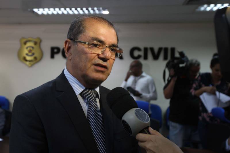 Um total de seis equipes da Divisão de Homicídios do Pará, vinculada à Polícia Civil, estão em atuação nas investigações sobre as mortes e tentativas de homicídios ocorridas no Tapanã, na noite de 29/10. No total, 11 inquéritos foram instaurados nas investigações. Os primeiros levantamentos sobre os crimes foram realizados ainda nea segunda-feira (30), nas áreas dos crimes. Nos próximos dias, novos depoimentos serão coletados e a Polícia Civil deve dar novas informações sobre o andamento das investigações, segundo afirmaram os dirigentes da segurança durante entrevista coletiva com os representantes do Sistema de Segurança Pública do Estado do Pará, na manhã desta terça-feira, 30, na sede da Delegacia Geral. Participaram da coletiva de imprensa o titular da Secretaria de Estado de Segurança Pública (Segup), Luiz Fernandes (falando), o Delegado-Geral do Estado, Claudio Galeno e o Comandante Geral da Polícia Militar, Hilton Benigno, entre outros.
FOTO: RODOLFO OLIVEIRA / AG. PARÁ
DATA: 30.10.2018
BELÉM - PARÁ <div class='credito_fotos'>Foto: Rodolfo Oliveira/Ag. Pará | <a href='/midias/2018/originais/6d6f2673-18be-4608-b1ca-bba2cd66a155.jpg' download><i class='fa-solid fa-download'></i> Download</a></div>