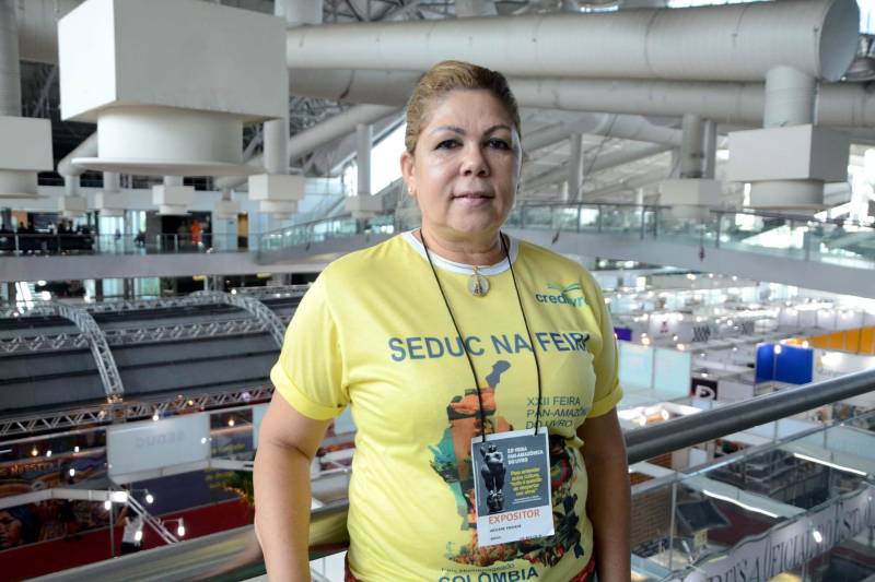 A programação da Feira nesta edição conta ainda com um concurso de redação promovido pela Secretaria de Estado de Educação (Seduc), em parceria com a Secretaria de Estado de Cultura (Secult) com o tema "Caminhos para paz". O concurso vai selecionar alunos representantes de Unidades Seduc na Escola (USE). Este ano, participam estudantes das USEs 7, 10, 13 e 15. "De cada uma, serão selecionados 15 alunos do 2º e 3º anos ensino médio. Aqueles que tiverem melhor desempenho vão representar a sua unidade. E aqui eles produzem a redação para ser avaliada pela banca julgadora", explicou a coordenadora do Sistema Estadual de Bibliotecas Escolares (Siebe), da Seduc, Arilene Piedade (foto). A aluna Louíse Cordeiro, 15 anos, estudante do 2º ano na Escola Estadual Cornélio de Barros, no bairro da Marambaia, teve o apoio e orientação dos professores e um incentivo especial para produzir os seus textos. "Quando era mais nova, gostava de andar de patins, meus pais então tiveram a ideia de me pedir para fazer uma redação sobre o assunto, como forma de me incentivar e deu super certo", contou.
FOTO: ELISEU DIAS / ASCOM SEDUC
DATA: 04.06.2018
BELÉM - PARÁ <div class='credito_fotos'>Foto: Eliseu Dias / Ascom Seduc | <a href='/midias/2018/originais/6d6fcf99-c304-4161-8a83-daf6d9bd9bd7.jpg' download><i class='fa-solid fa-download'></i> Download</a></div>