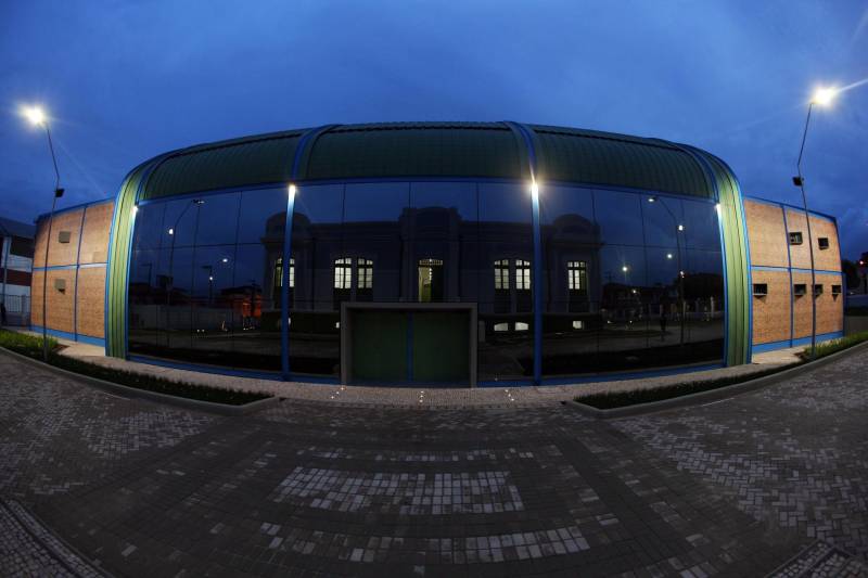 O teatro (foto) é uma construção de arquitetura contemporânea que dialoga com o ecletismo do antigo prédio escolar. Com uma fachada interna revestida com um gigantesco pano de vidro, o edifício abriga espaço com os mais adequados recursos para a apresentação de espetáculos de qualquer natureza, além do teatro, pode receber  eventos culturais em geral. Tem 300 lugares e um palco medindo 14 m  de boca e 7 m de profundidade; 

FOTO: RODOLFO OLIVEIRA / AG. PARÁ
DATA: 16.12.2018
BRAGANÇA - PARÁ <div class='credito_fotos'>Foto: Rodolfo Oliveira/Ag. Pará   |   <a href='/midias/2018/originais/6d7374ec-01f9-4aab-939a-380f5348ecc3.jpg' download><i class='fa-solid fa-download'></i> Download</a></div>
