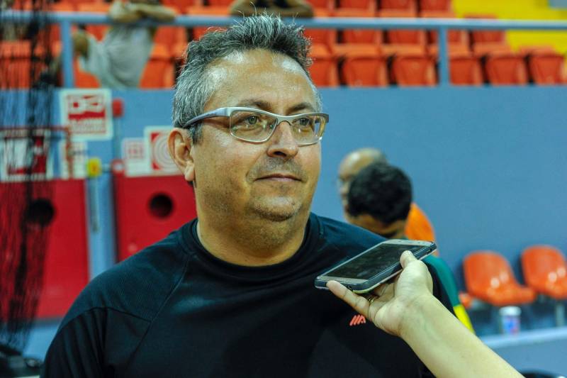 Esporte e solidariedade foram os grandes protagonistas no Mangueirinho durante a final do Campeonato Paraense de Futsal. Esmac (Ananindeua) e Tubarão (Vitória do Xingú) disputaram o título, mas foram as doações trazidas pelos torcedores que abrilhantaram o ginásio na manhã do último domingo (23). Na foto, o representante da Fefuspa, Paulo Márcio. 

FOTO: LEANDRO SANTANA
DATA: 26.12.2018
BELÉM - PARÁ <div class='credito_fotos'>Foto: LEANDRO SANTANA   |   <a href='/midias/2018/originais/6d835b12-8efc-49f2-a294-63a8ab0d6f6d.jpg' download><i class='fa-solid fa-download'></i> Download</a></div>