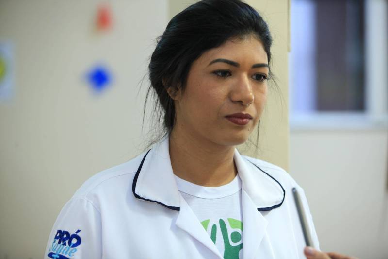 Começou nesta segunda-feira (18), a quinta turma do curso de Cuidador de Idosos, ofertado pelo Hospital Público Estadual Galileu (HPEG), em Belém. O curso é totalmente gratuito e voltado para pessoas de baixa renda, que buscam especialização no cuidado com a pessoa idosa. Na foto, a fonoaudióloga Camila Franco, professora da disciplina no curso.
FOTO: MÁCIO FERREIRA / AG. PARÁ
DATA: 19.06.2018
BELÉM - PARÁ <div class='credito_fotos'>Foto: MÁCIO FERREIRA/ AG. PARÁ | <a href='/midias/2018/originais/6d84c7b7-cdf2-4d6a-9aab-0c064cf2bb76.jpg' download><i class='fa-solid fa-download'></i> Download</a></div>