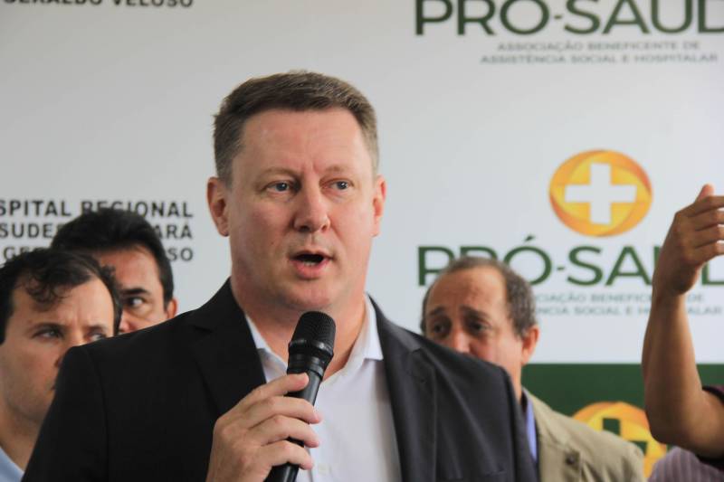 Hospital Regional de Marabá amplia serviço para atender pacientes com insuficiência renal Neste sábado, 8/12, o serviço de hemodiálise foi ampliado no sudeste do Pará, com a entrega do primeiro bloco do projeto de reforma e ampliação do Hospital Regional do Sudeste do Pará - Dr. Geraldo Veloso (HRSP), em Marabá (PA). Com mais de 900 metros quadrados construídos, três andares e mais de R$ 5 milhões investidos em sua construção e aquisição de equipamentos, o prédio abrigará além de 20 máquinas de hemodiálise, a área administrativa e o Centro de Ensino e Pesquisa, o que amplia a vocação da Unidade que passa a ser um centro formador de profissionais da saúde na região. A cerimônia de entrega reuniu autoridades como o secretário de Estado de Saúde Pública do Pará, Vitor Mateus, o prefeito de Marabá, Sebastião Miranda Filho, o presidente da Câmara Municipal de Marabá, Pedro Corrêa, o diretor Operacional da Pró-Saúde Associação Beneficente de Assistência Social e Hospitalar no Pará, Rogério Kuntz (ao microfone), e o diretor Hospitalar da Unidade, Valdemir Girato, além de representantes dos 22 municípios de abrangência do Hospital. 

FOTO: RODOLFO OLIVEIRA / AG. PARÁ
DATA: 08.12.2018
MARABÁ - PARÁ <div class='credito_fotos'>Foto: Rodolfo Oliveira/Ag. Pará   |   <a href='/midias/2018/originais/6d8df7a6-ee36-4f95-a16e-4677488f7919.jpg' download><i class='fa-solid fa-download'></i> Download</a></div>