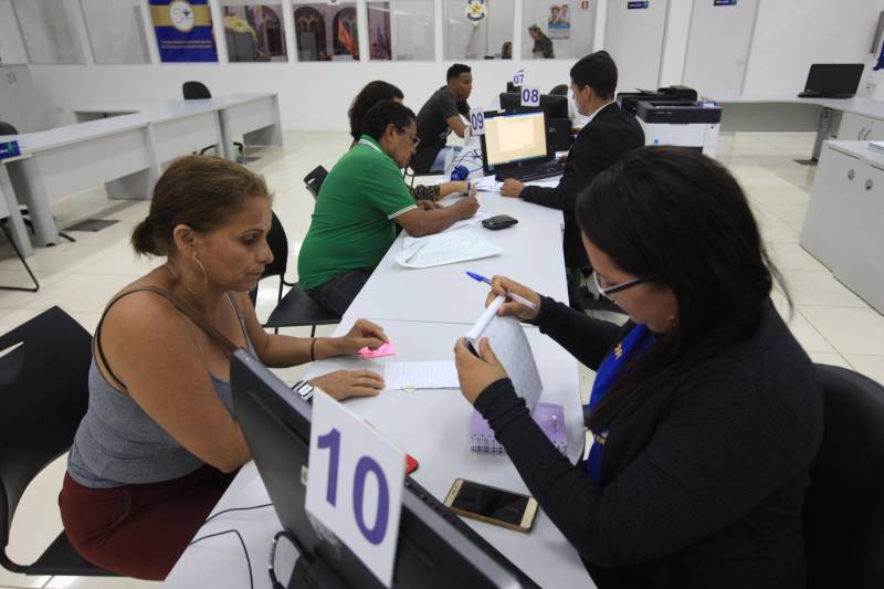 Um lugar que disponibiliza a prestação de vários serviços públicos em um único ambiente, oferecendo atendimento ágil, eficiente e de qualidade. Assim é a Estação Cidadania (foto) que chega ao final deste ano de 2018 com oito postos de atendimento, distribuídos em Belém, Icoaraci, Ananindeua, Marabá, Santarém e Parauapebas. Instituído através do Decreto 153 de 05/07/2011, a Estação Cidadania integra 32 órgãos na prestação de serviços ao cidadão. É possível tirar carteira de identidade, pagar diversas contas, negociar dívidas e até doar sangue, entre outros. O gerenciamento, implantação, instalação, funcionamento e a coordenação do Serviço de Atendimento à População “ESTAÇÃO CIDADANIA” são de responsabilidade da Secretaria de Estado de Administração – SEAD.  Desde 2011 as Estações Cidadania já realizaram mais de 3,1 milhões de atendimentos.

FOTO: SIDNEY OLIVEIRA / AG. PARÁ
DATA: 26.11.2018
BELÉM - PARÁ <div class='credito_fotos'>Foto: Sidney Oliveira/Ag. Pará   |   <a href='/midias/2018/originais/6da209e4-b389-4e6e-91e4-07c492409a1a.jpg' download><i class='fa-solid fa-download'></i> Download</a></div>