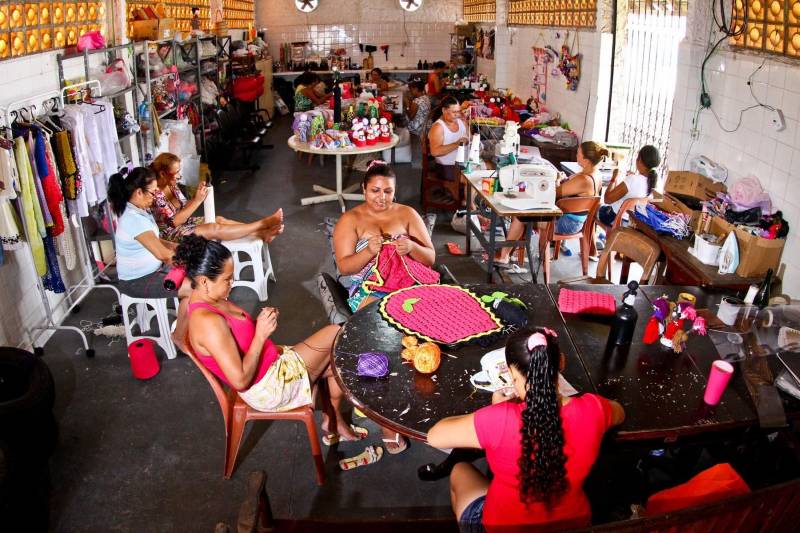 A Cooperativa Social de Trabalho Arte Feminina Empreendedora (Coostafe) da Superintendência do Sistema Penitenciário do Estado (Susipe) - a primeira cooperativa de mulheres presas no país - foi uma das 43 iniciativas sociais de 15 estados brasileiros selecionadas para receber investimentos destinados pela Brazil Foundation. No total será investido R$ 1 milhão de reais por meio de doações diretas. A Brazil Foundation é vinculada à Organização das Nações Unidas (ONU), responsável por mobilizar recursos para ideias e ações transformadoras, a partir do trabalho com líderes e organizações sociais e uma rede global de apoiadores, promovendo igualdade, justiça social e oportunidade para os brasileiros.
FOTO: AKIRA ONUMA
DATA: 06.03.2018
BELÉM - PARÁ <div class='credito_fotos'>Foto: Akira Onuma / Ascom Susipe | <a href='/midias/2018/originais/6dad7d92-2a69-4a55-882d-5d51765fa5ca.jpg' download><i class='fa-solid fa-download'></i> Download</a></div>