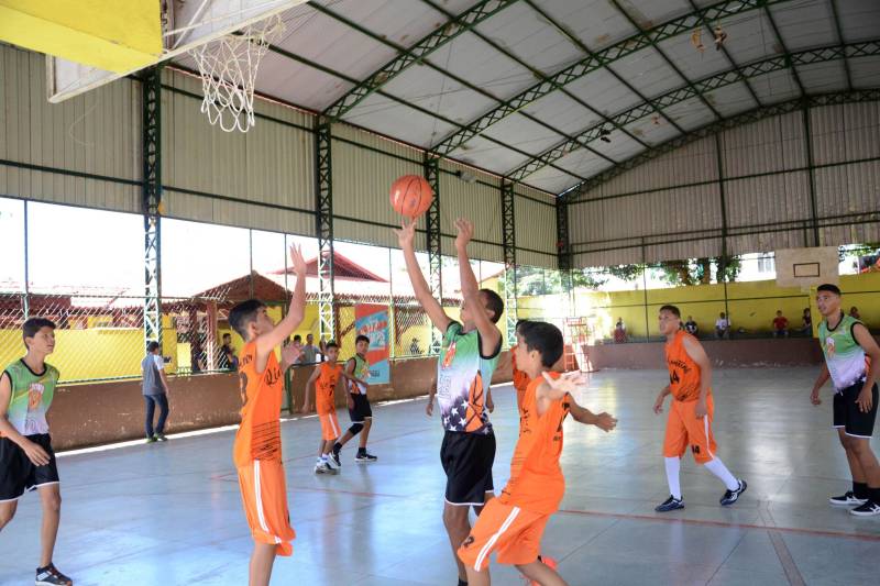 Basquete, futsal, handebol e vôlei são as modalidades disputadas na etapa Carajás, dos Jogos Estudantis Paraenses (Jeps), em Parauapebas, no sudeste do Pará. O primeiro dia de competições, foi na quinta-feira (24), apontou os primeiros finalistas. Os vencedores vão disputar a etapa estadual, em junho, na capital paraense. 

FOTO: FERNANDO NOBRE / ASCOM SEDUC
DATA: 25.05.2018
PARAUAPEBAS - PARÁ <div class='credito_fotos'>Foto: FERNANDO NOBRE/ASCOM SEDUC   |   <a href='/midias/2018/originais/6db2562c-2846-4738-b662-2c6e22c4c1a2.jpg' download><i class='fa-solid fa-download'></i> Download</a></div>