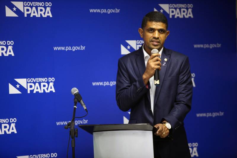 Para auxiliar no atendimento de vítimas de acidentes automobilisticos, o Corpo de Bombeiros Militar do Pará recebeu do Governo do Estado nesta quarta-feira (04), três ambulâncias de resgate, por conta de emendas parlamentares, que serão destinadas aos municípios de Parauapebas, Castanhal e Belém. A cerimônia de entrega, realizada no auditório da Casa Civil, teve a presença do Secretário de Segurança Pública e Defesa social (Segup), Luiz Fernandes, dos deputados estaduais Milton Campos, Gesmar Costa, Cel. Neil e Jaques Neves (foto), além do Comandante do Corpo de Bombeiros Militar, Zanelli Antônio Melo. As ambulâncias são unidades de resgate tipo C para atendimento pré-hospitalar de vítimas de acidentes de trânsito, totalmente registradas pelo Ministério da Saúde; equipadas com material de suporte básico e material de desencaceramente - que auxilia nos acidentes quando as vítimas ficam presas em ferragens. No mês passado o Corpo de Bombeiros recebeu mais quinze veículos, desta vez, de vistoria e uma policlínica.
FOTO: THIAGO GOMES / AG. PARÁ
DATA: 04.04.2018
BELÉM - PARÁ <div class='credito_fotos'>Foto: Thiago Gomes /Ag. Pará | <a href='/midias/2018/originais/6db61faf-9b20-4711-a8c5-4fb1fbac3712.jpg' download><i class='fa-solid fa-download'></i> Download</a></div>