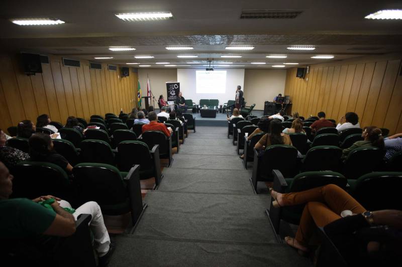 Destinado a atender o micro e o pequeno empreendedor paraense, o CredCidadão, programa de microcrédito do Governo do Estado, foi tema do 53º Café com Planejamento, realizado na manhã desta quinta-feira (28), pela Secretaria de Estado de Planejamento (Seplan). A iniciativa do Governo do Estado visa proporcionar crédito acessível e adequado a criação, crescimento e consolidação de empreendimentos formais e informais. Segundo Brenda Maradei, coordenadora setorial de proteção e desenvolvimento social da diretoria de planejamento da Seplan, o microcrédito é “uma ferramenta de política social, no combate à pobreza e à geração de emprego e renda, voltado para a parcela da população excluída do mercado de trabalho”.
FOTO: THIAGO GOMES / AG. PARÁ
DATA: 28.06.2018
BELÉM - PARÁ <div class='credito_fotos'>Foto: Thiago Gomes /Ag. Pará | <a href='/midias/2018/originais/6dcf95aa-3dea-46c8-8ef5-1a21e8bbd785.jpg' download><i class='fa-solid fa-download'></i> Download</a></div>