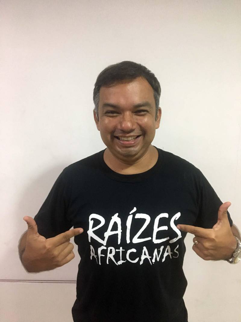 Neste domingo (20), um grupo de cinco professores da rede pública e particular de ensino vão estar reunidos no auditório Ismael Nery, da Fundação Cultural do Estado do Pará, das 7h30 às 13h00, para um ciclo de cinco palestras e debates sobre “Escravidão, Resistência e Raízes Africanas no Brasil”. A equipe de professores reuniu-se para estudos interdisciplinares, a fim de alcançar outros professores e estudantes, e os induzir à reflexão crítica sobre o tema. A iniciativa partiu do historiador Júlio Charchar (foto), autor do livro Memórias da Escravidão Negra no Brasil, que será distribuído gratuitamente a todos os participantes do evento. O evento contará também com a presença do professor Márcio Marçal, que vai abordar as formas de resistência dos escravos no campo e na cidade, utilizando documentos históricos do século XIX, que destacam os abolicionismos e o protagonismo do negro no contexto escravocrata, além de tratar do período pós-abolição e da dinâmica que norteia a exclusão étnico-racial na contemporaneidade.
FOTO: ASCOM / FCP
DATA: 20.05.2018
BELÉM - PARÁ <div class='credito_fotos'>Foto: ASCOM FCP | <a href='/midias/2018/originais/6dd498f1-4c01-43a2-a805-c1c42147d58d.jpg' download><i class='fa-solid fa-download'></i> Download</a></div>