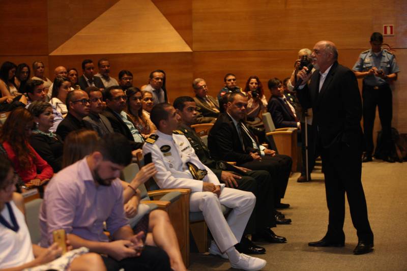 Para o governador Simão Jatene (foto), todos os nomeados podem se considerar – a partir do momento em que optaram por um concurso público no Pará – paraenses, “pois vão ajudar a construir o estado”. “Vocês terão a grata oportunidade de conhecer o estado pelo seu interior, o que é extremamente enriquecedor”, disse o governador. “Mas, preparem-se, pois terão poucos aplausos nos acertos e muitas e severas críticas ao menor erro”. Sobre o concurso e a posse dos novos delegados, Jatene disse que “mais um desafio foi vencido, que é o de ter um delegado para cada município”. “É mais um passo no sentido de combater a violência e melhorar os índices da segurança pública, o que nós fazemos mesmo com a crise que ainda assola o país”, disse o governador. “Enquanto existir essa vontade coletiva, unindo governo e sociedade, vamos vencer mais desafios, em todas as áreas”, concluiu Simão Jatene.
FOTO: SYDNEY OLIVEIRA / AG. PARÁ
DATA: 26.02.2018
BELÉM - PARÁ <div class='credito_fotos'>Foto: Sidney Oliveira/Ag. Pará | <a href='/midias/2018/originais/6de0b4bf-0a07-4702-8a54-b831f0ce5b86.jpg' download><i class='fa-solid fa-download'></i> Download</a></div>