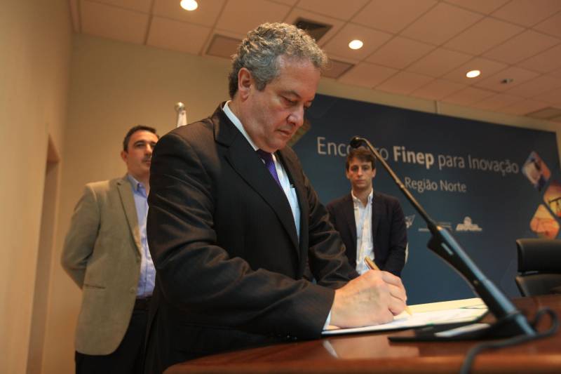 A maior financiadora de estudos e projetos da América Latina, a Financiadora de Estudos e Projetos (FINEP), abriu um escritório em Belém focado no desenvolvimento da pesquisa e inovação na região Norte. A FINEP é uma empresa pública brasileira de fomento à ciência, tecnologia e inovação em empresas, universidades, institutos tecnológicos e outras instituições públicas ou privadas, sediada no Rio de Janeiro.  A empresa é vinculada ao Ministério da Ciência e Tecnologia e Inovação. A inauguração ocorreu durante a abertura de “Encontro Finep para Inovação”. A abertura contou com a presença do Governador em Exercício Zequinha Marinho, do secretário de Estado de Ciência, Ciência, Tecnologia e Educação Técnica e Tecnológica, Alex Fiuza de Melo e contou com a participação de autoridades do Ministério da Ciência, Tecnologia, Inovações e Comunicações (Mctic), da Finep, do Governo do Estado do Pará, além de representantes de instituições locais. Na foto, o presidente nacional da Finep, Ronaldo Camargo (cabelos brancos).

FOTO RODOLFO OLIVEIRA / AG. PARÁ
DATA: 19.12.2018
BELÉM - PARÁ
 <div class='credito_fotos'>Foto: Rodolfo Oliveira/Ag. Pará   |   <a href='/midias/2018/originais/6deeb6a5-aa11-4806-ba0e-a2a174c09ecc.jpg' download><i class='fa-solid fa-download'></i> Download</a></div>
