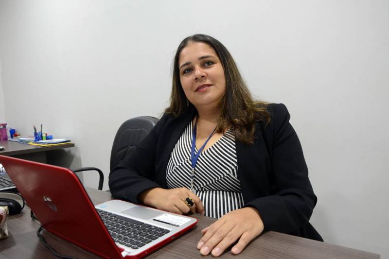 De acordo com a professora Valéria Crístian Ramos da Silva (foto), doutora em Linguística, vinculada à coordenação pedagógica do SEI, "as comunidades atendidas pelo Sistema foram ouvidas no semestre passado e escolheram os temas que gostariam que fossem aprofundados tecnicamente". As demandas foram estruturas em uma programação elaborada por professores (doutores e mestres) e técnicos da Seduc e de outras instituições.

FOTO: FERNANDO NOBRE/ASCOM SEDUC
DATA: 22.11.2018
BELÉM - PARÁ <div class='credito_fotos'>Foto: FERNANDO NOBRE/ASCOM SEDUC   |   <a href='/midias/2018/originais/6defa76e-9103-416d-8348-e1bd1d5f6e33.jpg' download><i class='fa-solid fa-download'></i> Download</a></div>