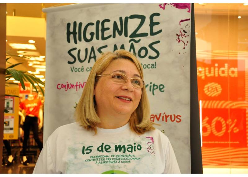 Moedas, maçanetas, botões de elevador e telefones são apenas alguns exemplos de itens compartilhados por muitos e que podem facilitar a transmissão de doenças”, explicou Graça Guerreiro, coordenadora estadual de Controle de Infecção Hospitalar.
FOTO: JOSÉ PANTOJA / ASCOM SESPA
DATA: 15.05.2018
BELÉM - PARÁ <div class='credito_fotos'>Foto: José Pantoja / Ascom Sespa | <a href='/midias/2018/originais/6defbc9f-1c1e-48a7-a4ba-3f2d093d63f0.jpg' download><i class='fa-solid fa-download'></i> Download</a></div>