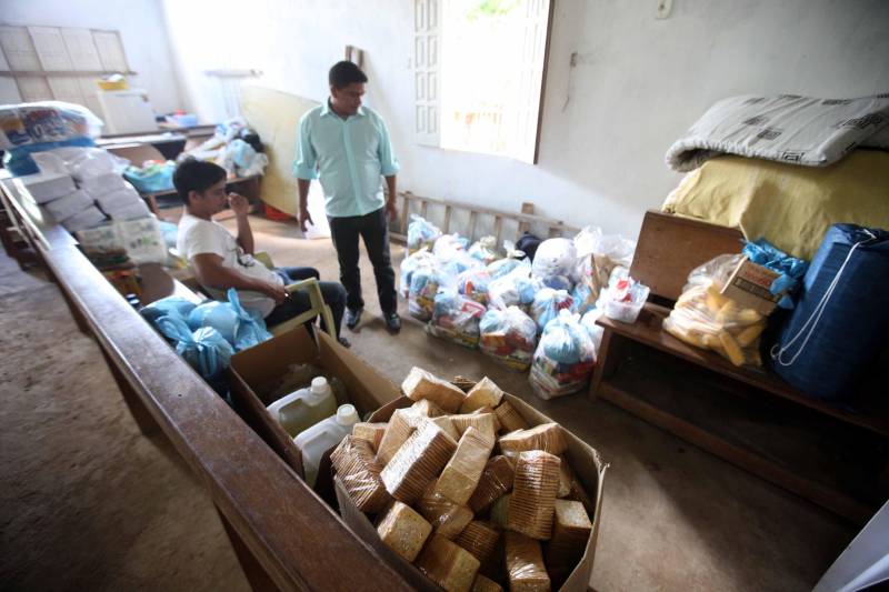 Passados dois dias da enxurrada que destruiu casas e obrigou pessoas a saírem de seus locais de moradia em Paragominas, Governo do Estado e Prefeitura continuam os trabalhos para atender as famílias afetadas, reconstruir o que ficou destruído e restabelecer a situação de normalidade no município. Desde a manhã da última quinta-feira (12), equipes da Defesa Civil intensificam as ações nos bairros atingidos.
FOTO: SIDNEY OLIVEIRA / AG. PARÁ
DATA: 14.04.2018
PARAGOMINAS - PARÁ <div class='credito_fotos'>Foto: Sidney Oliveira/Ag. Pará | <a href='/midias/2018/originais/6df07303-51fb-4c29-a863-36940cf16b8e.jpg' download><i class='fa-solid fa-download'></i> Download</a></div>