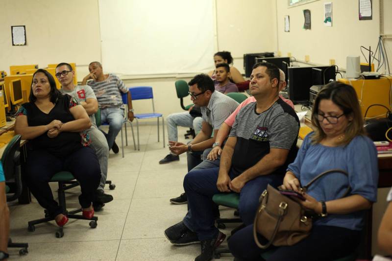Nesta segunda-feira (5), a Secretaria de Estado de Justiça e Direitos Humanos do Pará (Sejudh) apresentou a docentes e alunos da Estadual Professora Ruth Rosita de Nazaré Gonzales, do bairro do Guamá, em Belém, o projeto ‘Escravo Nem Pensar’, desenvolvido pela ONG Repórter Brasil.
FOTO: WAGNER ALMEIDA / ASCOM SEJUDH
DATA: 05.02.2018
BELÉM - PARÁ <div class='credito_fotos'>Foto: Wagner Almeida/ Ascom Sejudh | <a href='/midias/2018/originais/6df537f1-b6c0-4d84-8d94-268242bb6fed.jpg' download><i class='fa-solid fa-download'></i> Download</a></div>