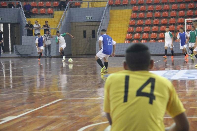 Mais de 60 adolescentes e jovens em cumprimento de medida socioeducativa no Pará conheceram as instalações da Arena Guilherme Paraense (o Mangueirinho), em Belém. O espaço recebeu os internos para o encerramento da II Olimpíada de Inverno da Socioeducação, evento criado com o objetivo de proporcionar atividades de esporte e cultura aos adolescentes em cumprimento de medida socioeducativa no Estado, além de promover o espírito esportivo e garantir maior integração entre os internos. A Arena sediou as finais do futsal feminino e masculino, além de apresentações culturais que marcaram o encerramento da atividade promovida pela Fundação de Atendimento Socioeducativo do Pará (Fasepa), por meio do Projeto Ressignificando Caminhos na Socioeducação.
FOTO: ALBERTO PASSOS / ASCOM FASEPA
DATA: 28.03.2018
BELÉM - PARÁ <div class='credito_fotos'>Foto: ALBERTO PASSOS/ ASCOM FASEPA | <a href='/midias/2018/originais/6df9b935-fa6f-493f-bb19-c55ef6dcfd69.jpg' download><i class='fa-solid fa-download'></i> Download</a></div>