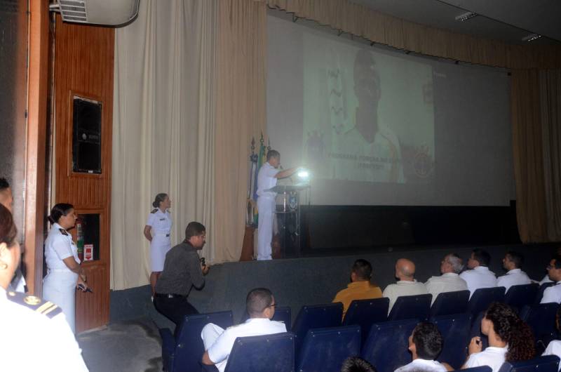 O Comando do 4º Distrito Naval da Marinha do Brasil abriu, nesta terça-feira (24), o Programa Forças no Esporte (Profesp), com uma programação no Centro de Instrução Almirante Braz de Aguiar (Ciaba), no Distrito de Icoaraci, em Belém. O programa, criado pelo Ministério da Defesa, atende 23 mil estudantes em vulnerabilidade social, de escolas públicas no País, com atividades esportivas e educativas em espaços da Marinha do Brasil, Aeronáutica e Exército Brasileiro. Em Belém, são beneficiados pelo programa, por meio do 4º Distrito Naval, cerca de 500 estudantes de 7 a 18 anos de 12 escolas estaduais e municipais no contraturno das aulas regulares. A cerimônia presidida pelo comandante do 4º Distrito Naval, vice-almirante Edervaldo de Abreu Filho enalteceu a participação dos alunos de escolas públicas, e lembrou que também estudou nas chamadas “escolas de governo”.
FOTO: RAI PONTES / ASCOM SEDUC
DATA: 24.04.2018
BELÉM - PARÁ <div class='credito_fotos'>Foto: Rai Pontes/Ascom Seduc | <a href='/midias/2018/originais/6e001066-1dad-46cd-a41a-cece787903c8.jpg' download><i class='fa-solid fa-download'></i> Download</a></div>