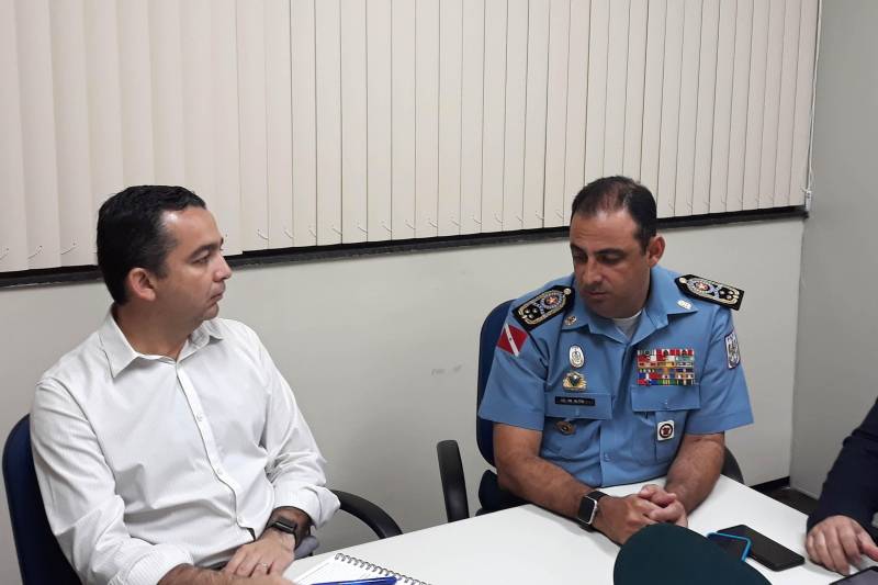 Hilton Benigno (d) participou nesta terça-feira (24) de reunião, no Centro Regional de Governo do Baixo Amazonas, com a presença do secretário regional Olavo das Neves (e); do coordenador da área de Segurança, delegado Gilberto Aguiar; do delegado Rilmar Firmino; do comandante do CPR-1, coronel Heldson Tomaso; dos comandantes do 3º e 35º BPM, tenente-coronel Aldemar Maués; da tenente-coronel Cintia Raquel Cardoso; do superintendente da Polícia Civil no Baixo Amazonas, delegado Nelson Silva; do vereador Ney Santana e demais representantes da área de segurança.
FOTO: SAMUEL ALVARENGA / SECOM
DATA: 24.04.2018
SANTARÉM - PARÁ <div class='credito_fotos'>Foto: Samuel Alvarenga / Secom | <a href='/midias/2018/originais/6e073471-a47f-4b9a-915c-b5090ad7c728.jpg' download><i class='fa-solid fa-download'></i> Download</a></div>