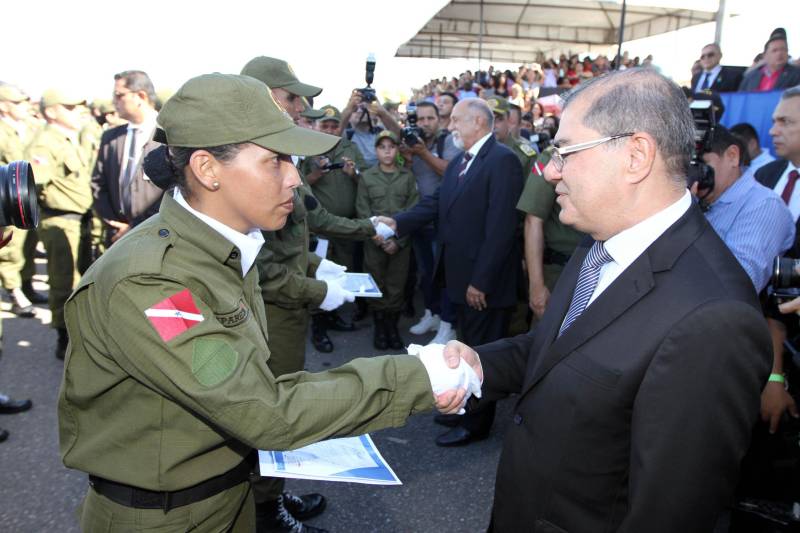 A cerimônia de formatura dos novos praças da Polícia Militar ocorreu na manhã desta segunda-feira (9), simultaneamente, em Belém e outros seis municípios paraenses: Santa Izabel, Castanhal, Barcarena, Capanema, Bragança e Tucuruí. Em Parauapebas, Marabá, Breves, Soure e Conceição do Araguaia, a formatura será celebrada na quinta-feira, dia 12. Na sexta-feira, dia 13, é a vez de Santarém, Altamira, Paragominas e Itaituba. O governador Simão Jatene presidiu a cerimônia de formatura no Portal da Amazônia, bairro da Cidade Velha, em Belém. Milhares de familiares dos formandos lotaram o espaço para entregar aos novos policiais militares seus diplomas de conclusão de curso.
FOTO: CRISTINO MARTINS / AG. PARÁ
DATA: 09.07.2018
BELÉM - PARÁ <div class='credito_fotos'>Foto: Cristino Martins/Ag. Pará | <a href='/midias/2018/originais/6e14724b-3e45-40f4-ac22-6df5eeb624b5.jpg' download><i class='fa-solid fa-download'></i> Download</a></div>
