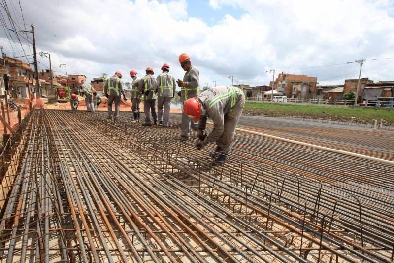 Onde antes havia lama e mato, foram abertas e pavimentadas duas grandes avenidas com cerca de 800 metros de extensão, nas duas margens do canal. A obra incluiu o alargamento do canal – com a drenagem, dragagem e limpeza –, instalação de tubulação de esgoto, construção de calçadas, ciclo faixas, muretas de proteção e ainda três pontes de concreto e uma passarela metálica. “No momento as equipes estão trabalhando na construção das novas pontes do Caraparu (foto) e da Brasília, que vão substituir as velhas pontes de madeira.
FOTO: RODOLFO OLIVEIRA / AG. PARÁ
DATA: 09.03.2018
BELÉM - PARÁ <div class='credito_fotos'>Foto: Thiago Gomes /Ag. Pará | <a href='/midias/2018/originais/6e1fbb66-7fc9-4207-a27d-53f1da1d5b77.jpg' download><i class='fa-solid fa-download'></i> Download</a></div>