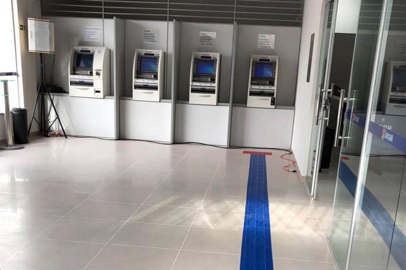 Os moradores de Oeiras do Pará contam agora com uma moderna agência do Banpará. O Banco, pioneiro no município localizado no Arquipélago do Marajó, foi inaugurado na manhã desta quarta-feira (12). Com essa nova agência, o Banpará passa a cobrir 100, dos 144 municípios do Estado, levando cada vez mais acesso aos serviços bancários as comunidades mais distantes da Capital paraense.

FOTO: ASCOM BANPARÁ
DATA: 12.12.2018
OEIRAS DO PARÁ <div class='credito_fotos'>Foto: Ascom Banpará   |   <a href='/midias/2018/originais/6e2008c5-0116-4e2e-a9b9-04997226124a.jpg' download><i class='fa-solid fa-download'></i> Download</a></div>