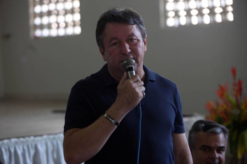 Já durante o evento em Augusto Corrêa, realizado no Centro Nossa Senhora de Nazaré e no Hospital Municipal, o prefeito Filho Barreto lembrou que o município sempre foi beneficiado com obras pela gestão estadual. Desta vez, além do investimento de quase R$ 2 milhões em 4 km de pavimentação, o Governo do Pará também conseguiu um convênio para o asfaltamento da PA-462, que liga o município à Viseu, e ainda a reforma de duas escolas estaduais, o que totaliza cerca de R$ 35 milhões em recursos. Na foto, líder do Governo na Assembleia Legislativa do Pará (Alepa), Eliel Faustino.
FOTO: SIDNEY OLIVEIRA / AG. PARÁ
DATA: 14.06.2018
AUGUSTO CORRÊA - PARÁ <div class='credito_fotos'>Foto: Sidney Oliveira/Ag. Pará | <a href='/midias/2018/originais/6e32f6ed-461f-4cf1-aae3-dd9296d21855.jpg' download><i class='fa-solid fa-download'></i> Download</a></div>