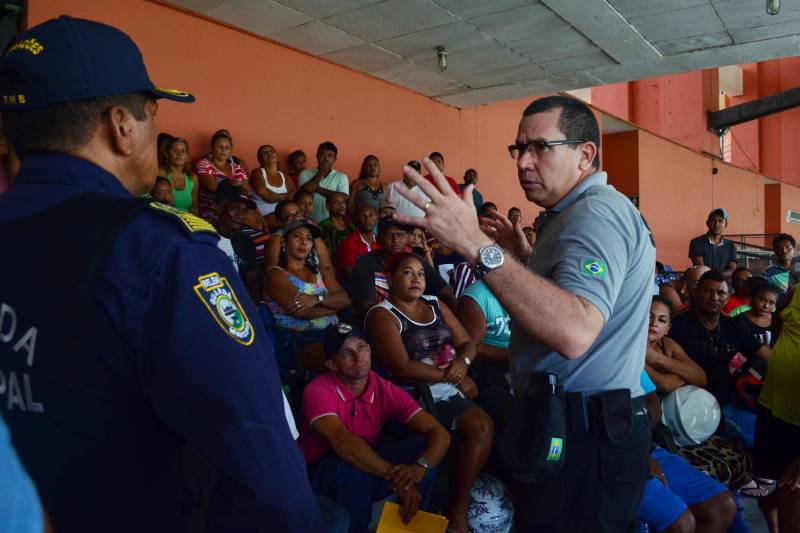 Associação dos Ambulantes da área Interna e Externa do Mangueirão que estiveram reunidos com representantes dos órgãos da Secretaria de Estado de Segurança Pública e Defesa Social (Segup) para avaliar as medidas realizadas durante a Operação Mangueirão e fazer os ajustes necessários. O encontro ocorreu nesta quinta-feira, 5, no Estádio Olímpico do Pará. Na foto, o secretário adjunto de Gestão Operacional da Segup, coronel André Cunha.
FOTO: ELIELSON MODESTO / ASCOM SEGUP
DATA: 05.04.2018
BELÉM - PARÁ <div class='credito_fotos'>Foto: Elielson Modesto / Ascom Segup | <a href='/midias/2018/originais/6e37acda-83bf-48aa-9a48-3500e9b2997b.jpg' download><i class='fa-solid fa-download'></i> Download</a></div>